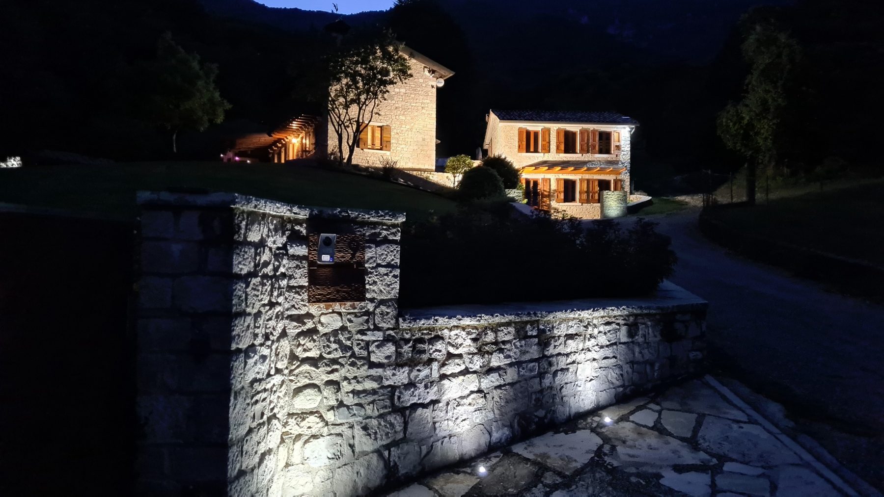 Casa Rivetta illuminata la sera